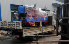 福瑞得機械座駕壓路機，路面開槽機成功裝車及時發(fā)貨